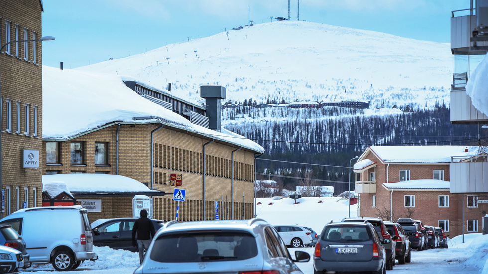 Vi är öppna för en utvecklande diskussion kring hur vi skall kunna rekrytera personal från södra Sverige till tillväxtorterna i Norrland, skriver insändarskribenten. Bilden är tagen i centrala Gällivare.