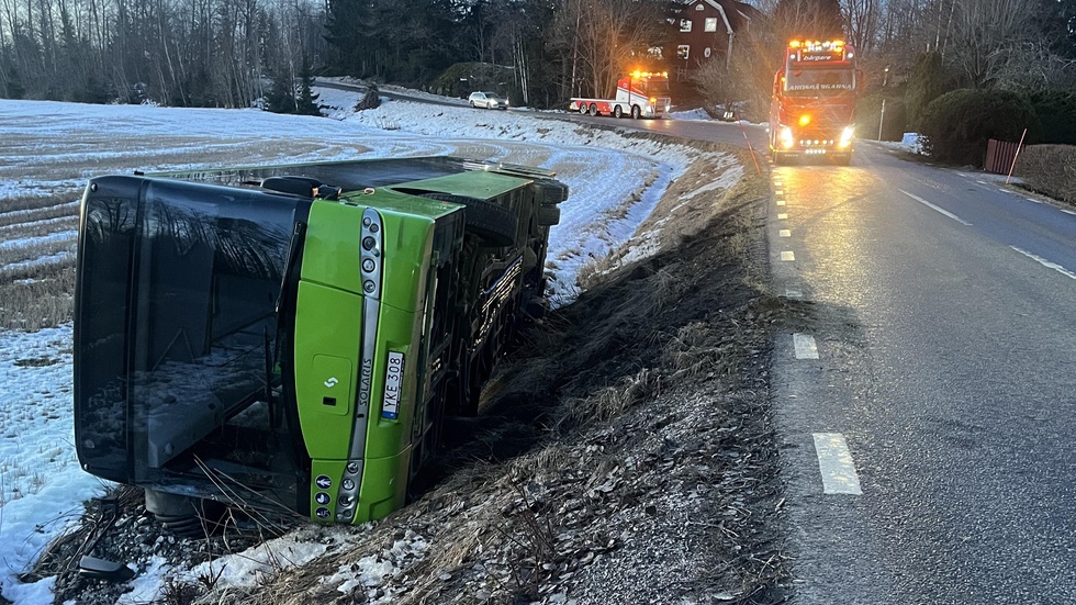 Bussen på linje 590 for i diket i Björkvik