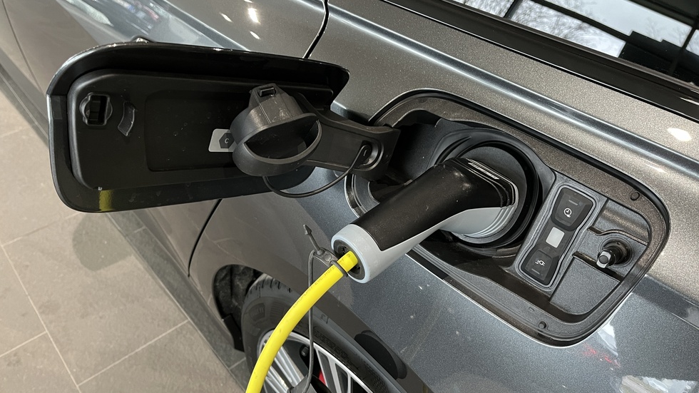 Försäljningen av nya elbilar och laddhybrider har minskat med drygt 12 procent de första månaderna i år, jämför med 2023.