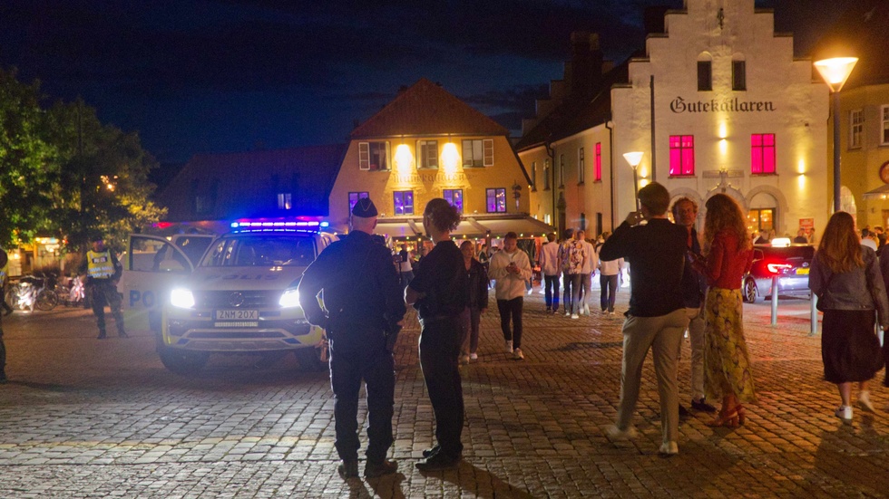 Det var under natten mellan lördag och söndag som fyra personer ska ha utsatts för misshandel. Polisen utreder nu händelsen, men har ännu ingen misstänkt.