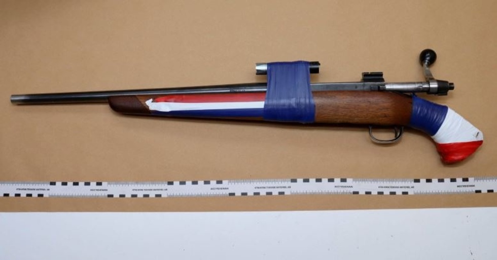 Efter ett tips gjorde polisen en husrannsakan i mannens lägenhet, där de bland annat hittade ett avsågat kulvapen.