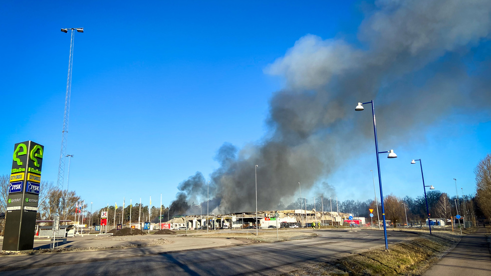 På torsdagsmorgonen pågick fortsatt arbetet med att släcka branden som bröt ut i lagerlokalen på Malmgatan natten mot torsdagen.
