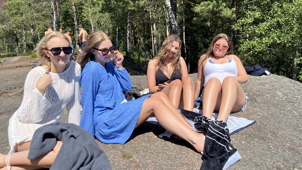 Klara Sundkvist, Meja Andersson, Nora Kamcer och Freja Lydén kollade UV-index innan de tog mopederna till Gransjönäs badplats. På eftermiddagen låg UV-index på 6, vilket tjejerna tyckte var en bra siffra för att sola.