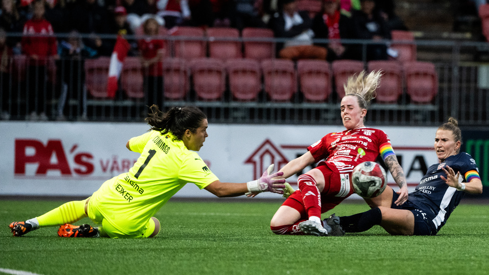 Piteå IF:s Cecilia Edlund i närkamp med FC Rosengårds Emma Berglund. Både PIF och Rosengård väntas tillhöra toppskiktet i årets damallsvenska.