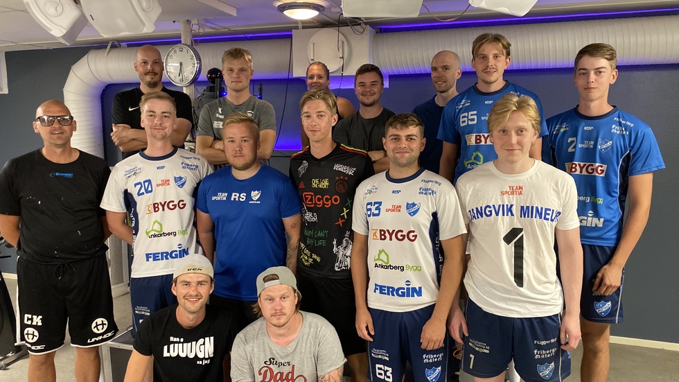 IFK Motalas bandylag i juni 2024. En ny väg går klubben på och här är delar av laget som laddar för division 1-spel kommande säsong. Cykelträning på Actic city denna kväll, under ledning av Cindy Karlsson.