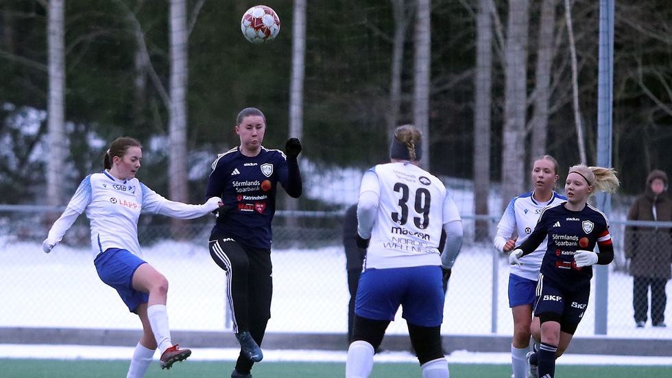 DFK föll under söndagens träningmatch mot seriekollegan IFK Nyköping. Förlust med 1–3, efter 1–1 i paus. Maja Edlund var en av DFK:s bästa spelare för dagen, som agerade stabilt och säkert både på mittfältet och i anfallet. I bakgrunden: DFK-kaptenen Elsa Karlsson.