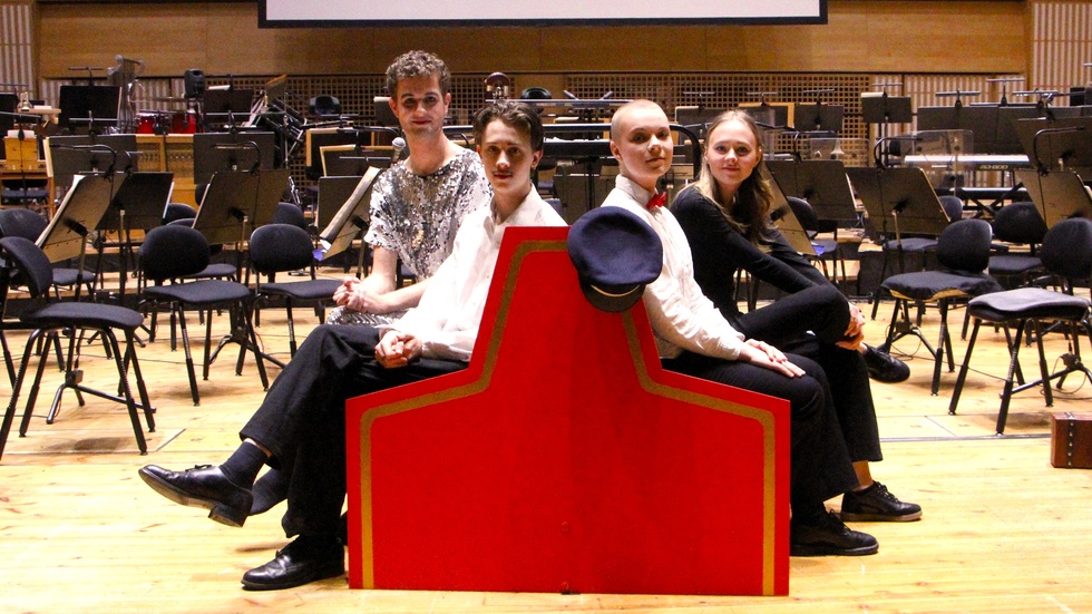 Wille Ericsson, Oscar Bohm, Alva Edström och Ester Svensson är redo för avgång vid "Nästa staSON" i De Geerhallen. Kvartetten är en del av den 33 elever stora ensemblen från musiklinjen på De Geergymnasiet, som sätter punkt på sina år i skolbänken med det tradtionella mötet med Symfoniorkestern.