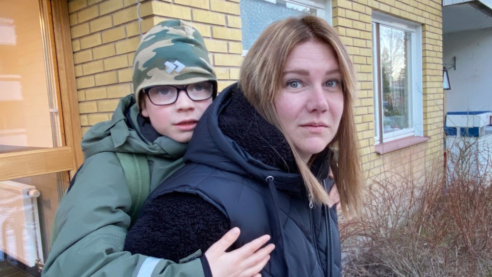Sabina Johansson och sonen Charlie - som har Sallas sjukdom - letar efter en marklägenhet som skulle underlätta vardagen för familjen.