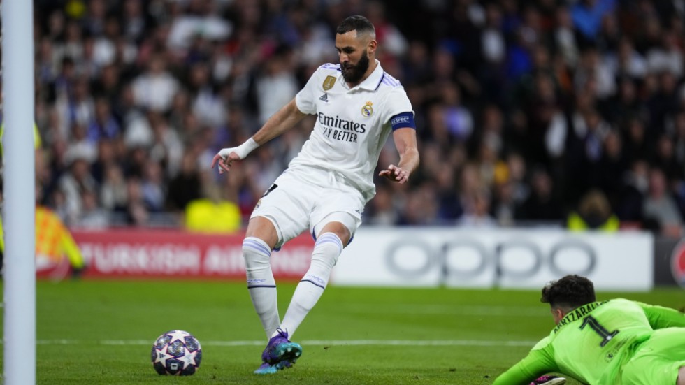 Karim Benzema gör 1–0 för Real Madrid.