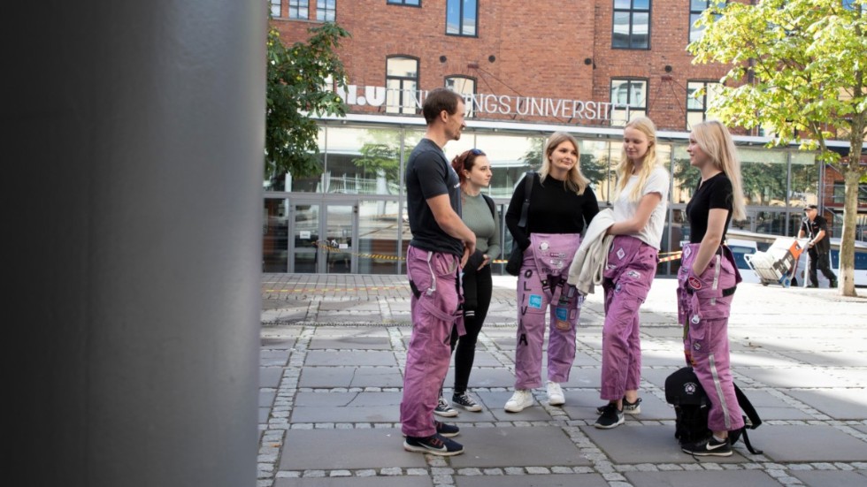 Av de totalt 108 studenter som skrev tentan vid det senaste tillfället blev endast 16 personer godkända. Många av de studenter som spärrats har åkt hem till sin hemort. Daniel Runnäs, Polina Malgren, Olivia Järnede och Ida Wassmo är osäkra på vad de ska göra nu, när de inte får börja terminen. Magdalena van Overbeek (längst till höger) klarade tentan men är lika kritisk till den.

