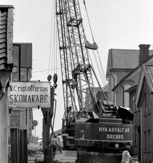 Skakigt. Så här nära husen på Nygatan stod pålkranarna varför det både dunkade och skakade inne i husen. Hos skomakaren (toffelmakaren) beställde man sina trätofflor.