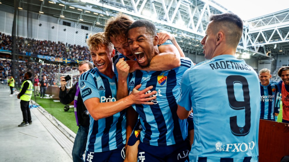 Isak Hien kramas om av lagkamraterna efter sitt 1–0-mål i mötet med HNK Rijeka i Europa Conference League-kvalet.