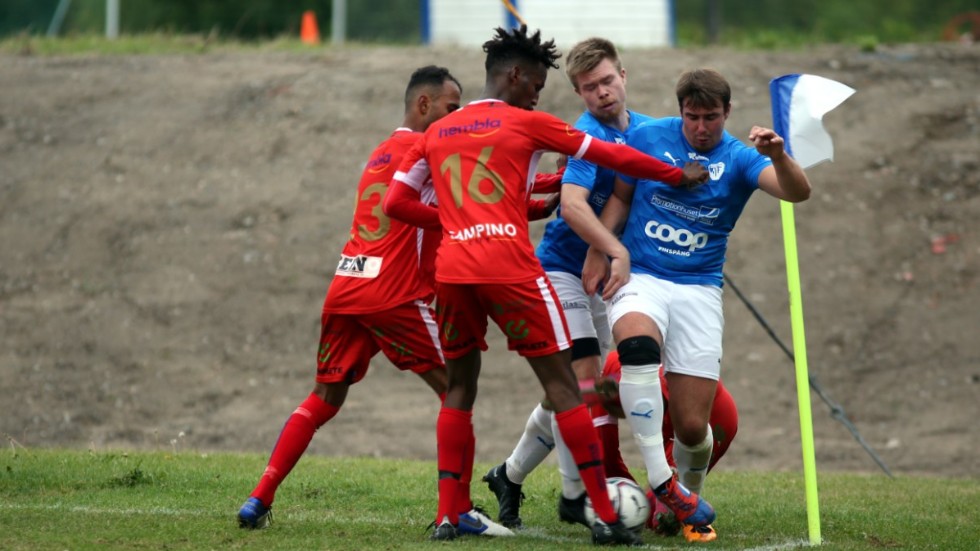 Hård kubbning vid hörnflaggan mellan Adas och Torstorp i division 3.