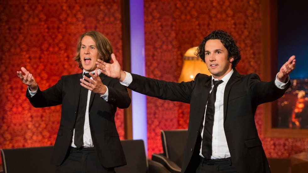 Oslo 20130924. Bård Ylvisåker (t.v) og Vegard Ylvisåker under innspilling av tv-programmet "Ikveld med Ylvis" på Riksscenen tirsdag kveld. Foto: Fredrik Varfjell / NTB scanpix / TT / kod 20520