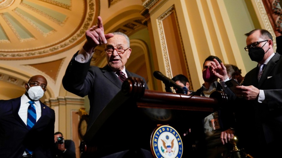 Senatens majoritetsledare Chuck Schumer under en presskonferens.