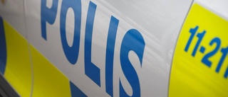 Man bet arrestvakter i fingret