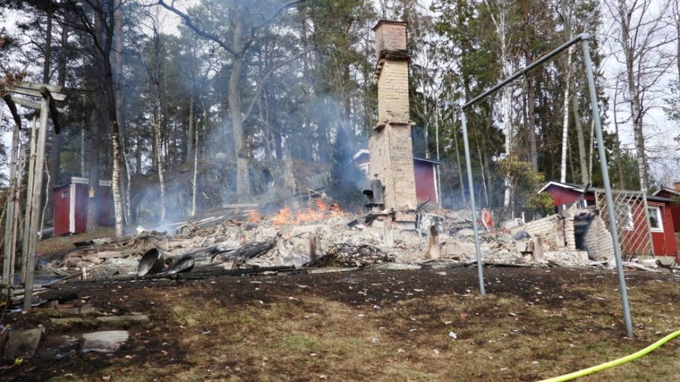 Mannen brännskadades svårt när han kröp tillbaka in i huset för att rädda familjens hund.