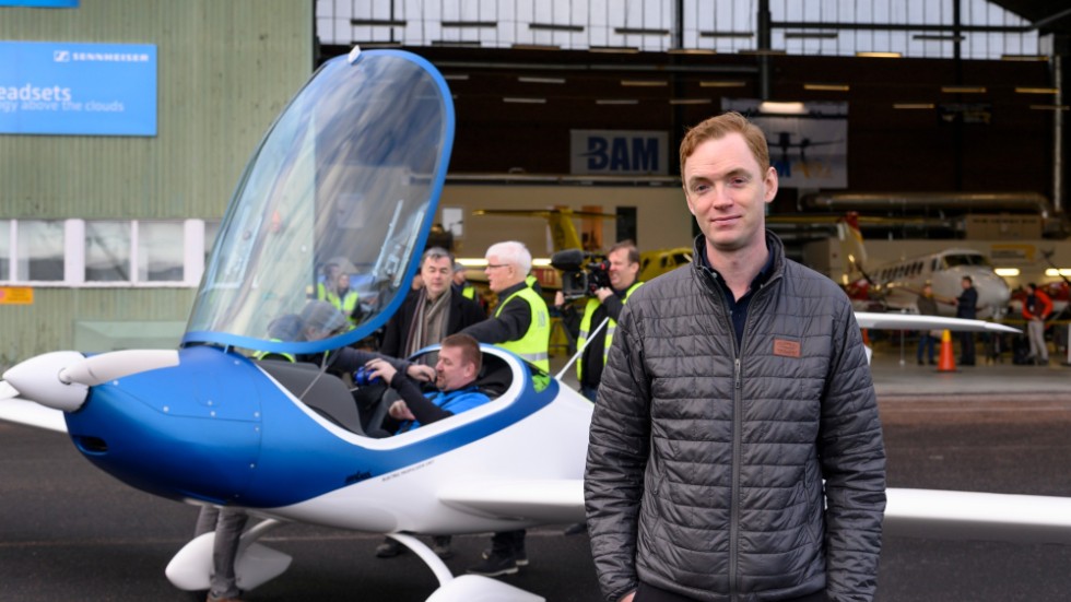  Anders Forslund, vd för Heart Aerospace, vid en prototyp. Det första kommersiella planet ska rymma 19 passagerare.