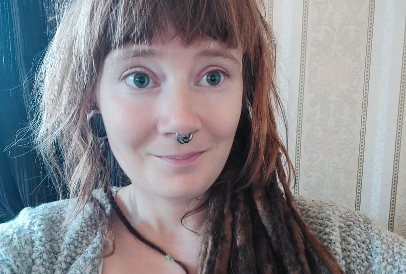Zara Skoglund skulle precis svänga in till Hästholmen på vägen från Ödeshög när hon fick grön laser i ögonen.