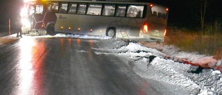 Film: Se när bussen bärgades från diket