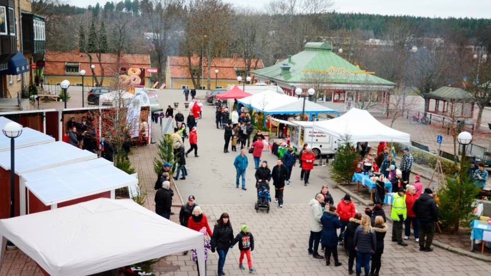 Marknad. Trots att det inte var någon snö fanns den juliga stämningen på söndagens julmarknad på Bergslagstorget.