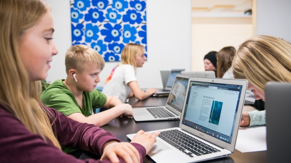 "Lärare, elever och skolpersonal är helt i händerna på den digitala tekniken. Det är nästan som vi har glömt bort att det gick att undervisa utan datorer. "