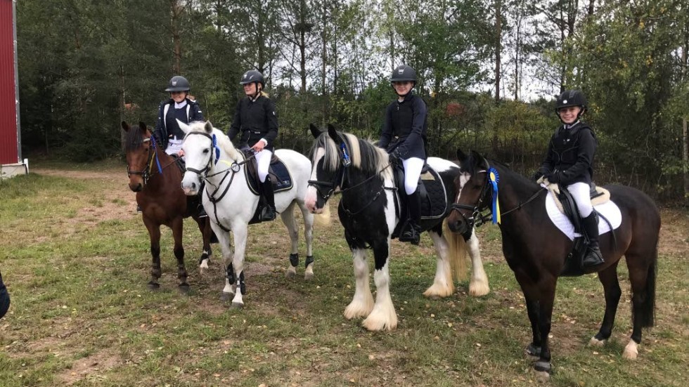 Ponnylaget med Nanna Landstedt, Mathilda Almqvist, Tyra Karlsson och Ingrid Braune.