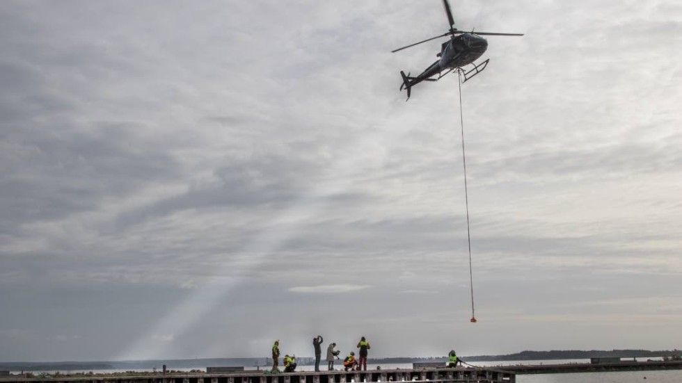 Med hjälp av helikpter monteras gamla ångbåtsbryggan ned.