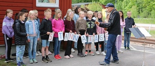 TV: Här protesterar barnen med en egen kampsång • "Vi vill att tåget ska stanna" • Inbjudna politiker kom inte