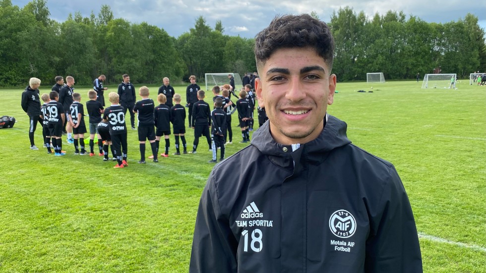 Ahmed Qasem dök upp på Motala AIF:s fadderkväll i Staffanstorp där A-lagsspelarna höll i träning med ungdomslagen. Qasem är på väg tillbaka efter skada och ska träna med Maif i veckan när Elfsborg har landskampsuppehåll.
