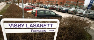 Låt anställda vid lasarettet få gratis parkeringsplatser