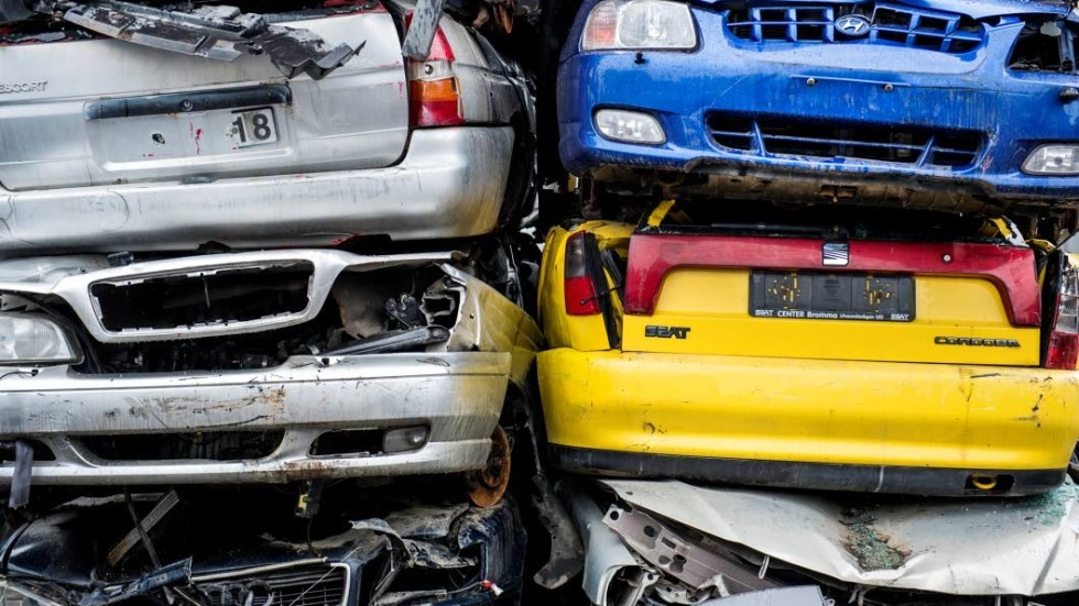 Tätt parkerade bilar.