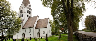 Öns värdefulla kyrkor möglar bort