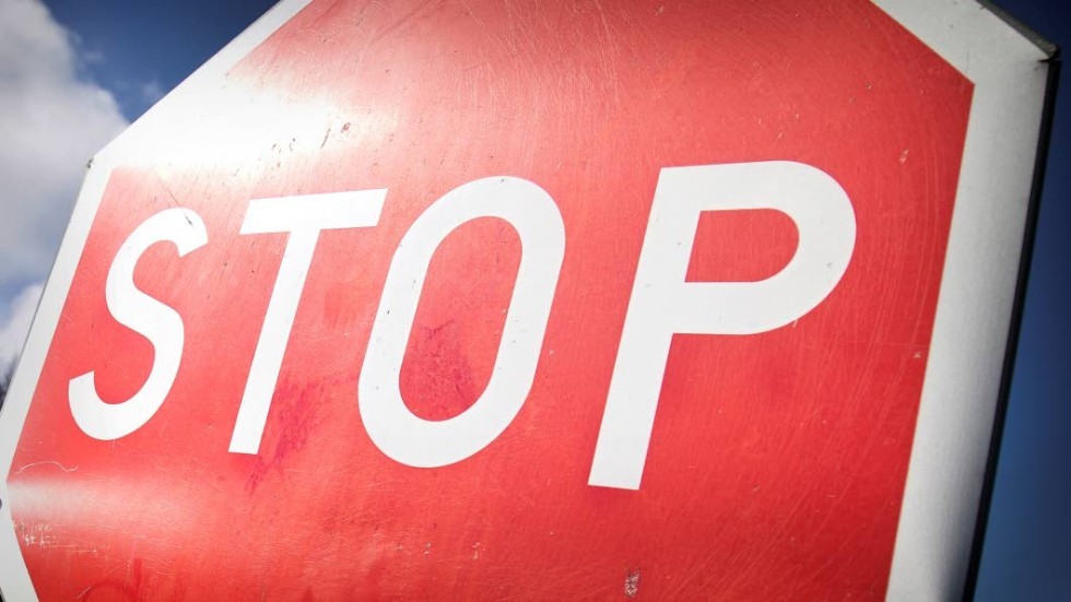 18-åringen påstår själv att hon stannade vid stopplikten. Men den lediga polisen hävdar annat.