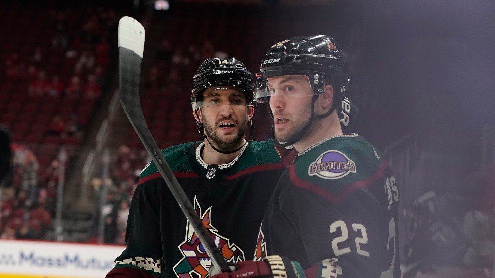 Johan Larsson, till höger, i Arizonas tröja tidigare under NHL-säsongen. Arkivbild.