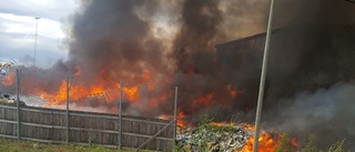 Kraftig brand på soptippen