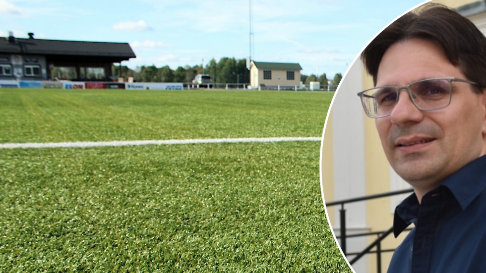 Konstgräset har legat på Arena Ceos i många år. Det är nu utslitet men överklagade upphandlingar har stoppat kommunens inköp av nytt gräs. Nu halveras hyran för föreningarna. "Vi tycker det är en schysst lösning", säger Ola Gustafsson (KD).