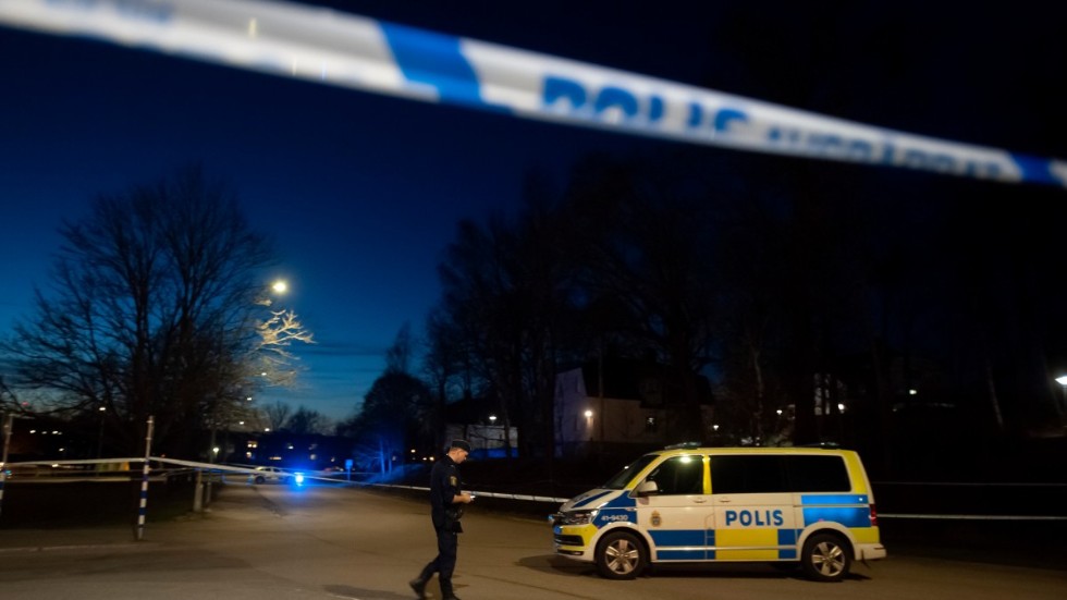 Ett stort område runt matbutiken i Oppeby var avspärrat under fredagskvällen och natten.