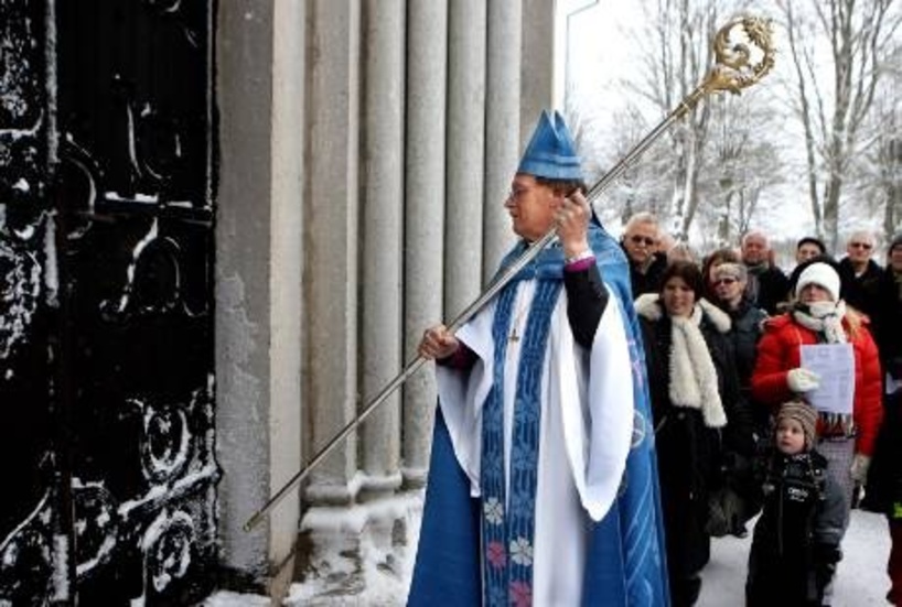 Knackar. Med sin kräkla, en symbolisk herdestav, knackade biskopen på porten till Guds hus och välkomnade därefter alla kyrkbesökare.