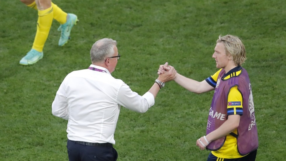 Janne Andersson tackar Emil Forsberg efter 3–2-segern mot Polen.