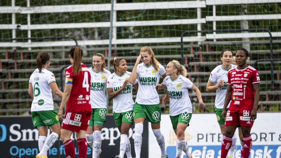 Nina Jakobsson (i mitten) avslutade matchen med ett drömmål.
