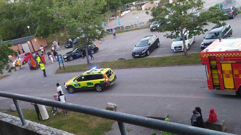 Många personer gick ut för att följa räddningstjänstens arbete på platsen.