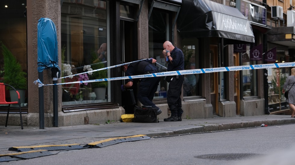 Polisens tekniker kom till platsen ungefär en timme efter att det första larmet kom.