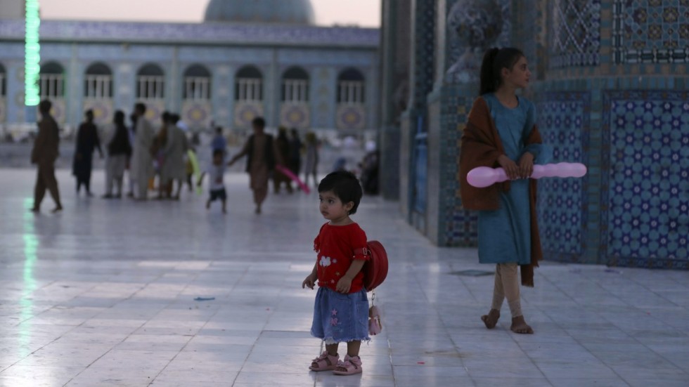 Vad för land ska de växa upp i? Afghanska barn vid Blå moskén i Mazar-i-Sharif i veckan.