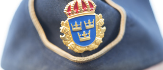 Polis hittade stulen polismössa hos äldre man