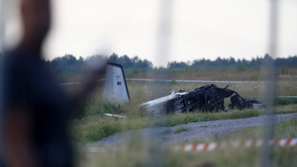 Anhöriga och medlemmar i fallskärmsklubben samlades vid flygplatsen efter kraschen.