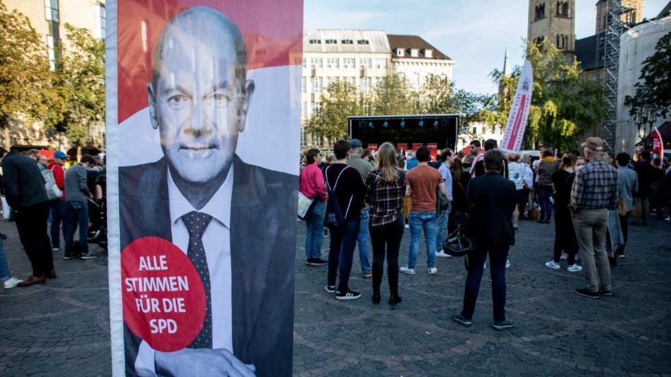 Scholz kampanjar på Münsterplatz i Bonn.