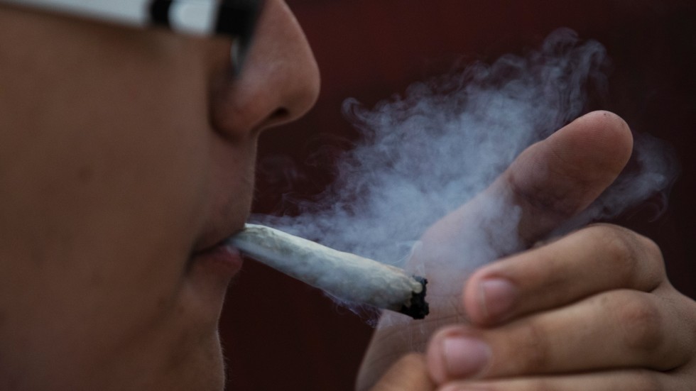 En man röker marijuana framför senatsbyggnaden i Mexico City. Bilden är från i måndags.