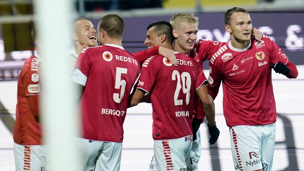 Kalmarspelarna jublar mot Häcken.