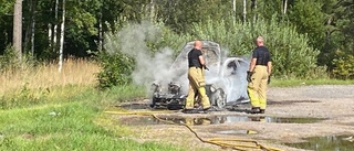 Väg fick stängas av efter kraftig bilbrand